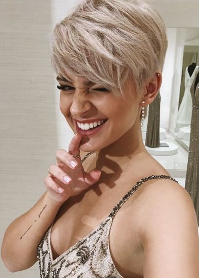 cheveux-gris-court-2023-41_2 Cheveux gris court 2023