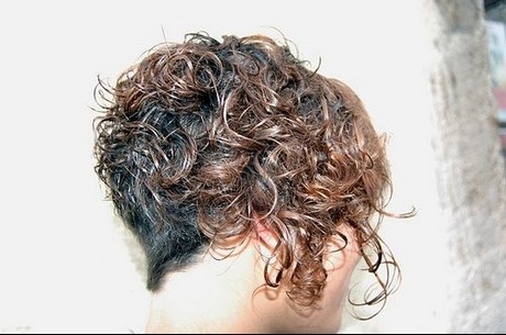 carr-plongeant-court-cheveux-boucls-69_18 Carré plongeant court cheveux bouclés