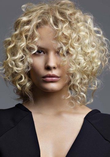 cheveux-friss-femme-coupe-29_16 Cheveux frisés femme coupe