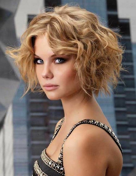 coiffure-cheveux-boucls-courts-femme-54_15 Coiffure cheveux bouclés courts femme