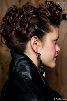 chignon-rock-top-tendance-75_16 Chignon rock top tendance