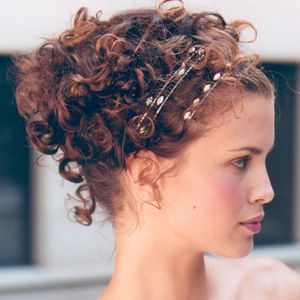 coiffure-mariage-cheveux-boucles-court-66_18 Coiffure mariage cheveux bouclés court