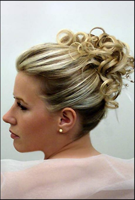 chignon-boucle-cheveux-mi-long-79_13 Chignon bouclé cheveux mi long