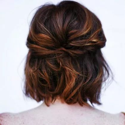 chignon-flou-cheveux-court-36_7 Chignon flou cheveux court