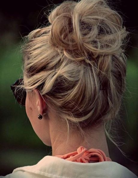 chignon-flou-cheveux-mi-long-81_16 Chignon flou cheveux mi long