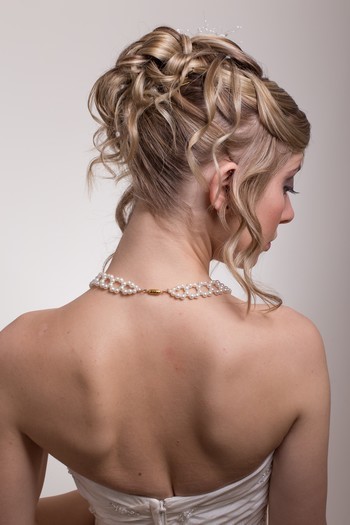 coiffure-chignon-boucle-mariage-86_11 Coiffure chignon bouclé mariage