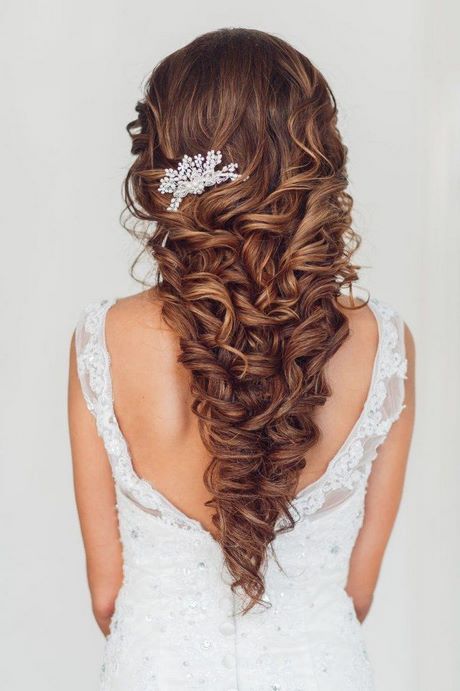 coiffure-sur-cheveux-long-pour-mariage-51_13 Coiffure sur cheveux long pour mariage