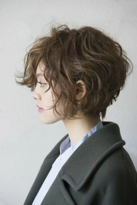 coupe-courte-femme-cheveux-frises-2023-35-2 Coupe courte femme cheveux frisés 2023