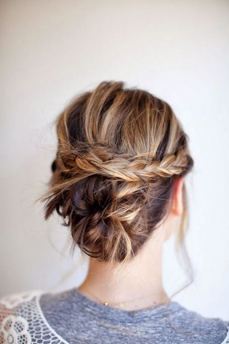 chignon-bas-cheveux-mi-long-87_14 Chignon bas cheveux mi long