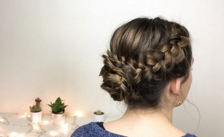 chignon-bas-cheveux-mi-long-87_16 Chignon bas cheveux mi long