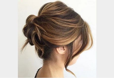 chignon-bas-cheveux-mi-long-87_17 Chignon bas cheveux mi long