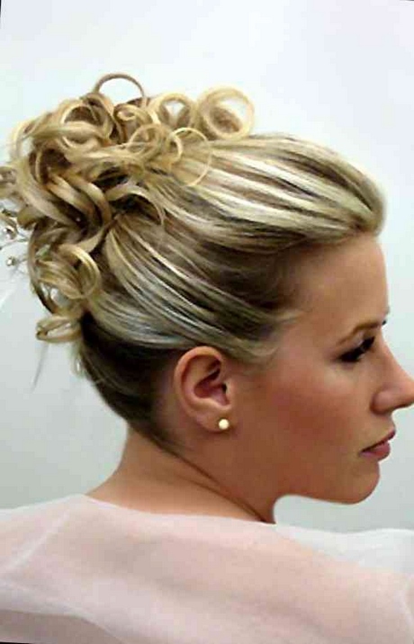 chignon-bas-cheveux-mi-long-87_8 Chignon bas cheveux mi long