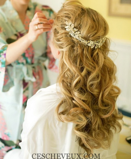 coiffure-cheveux-long-boucls-mariage-33_14 Coiffure cheveux long bouclés mariage