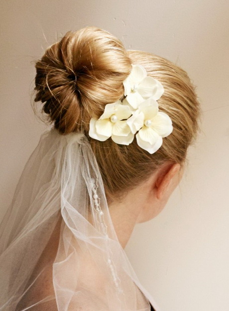 coiffure-marie-avec-fleurs-naturelles-80 Coiffure mariée avec fleurs naturelles