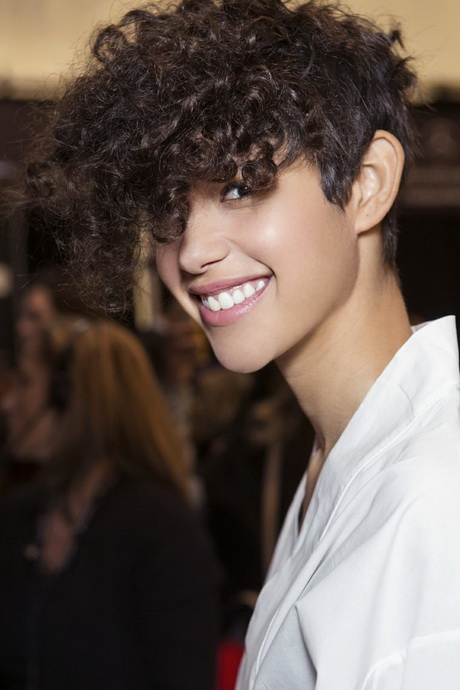 coupe-cheveux-court-boucl-femme-12_12 Coupe cheveux court bouclé femme