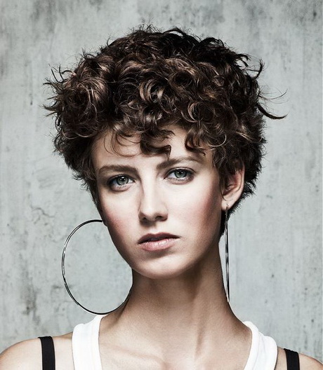 coupe-cheveux-court-boucl-femme-12_8 Coupe cheveux court bouclé femme