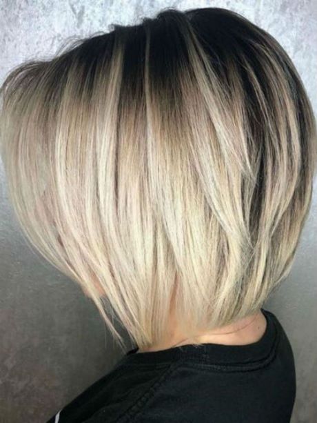 Carré plongeant blond méché