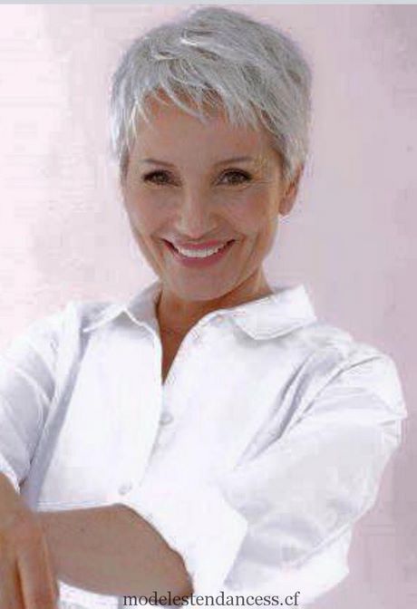 coupe-courte-cheveux-blancs-femme-60-ans-15 Coupe courte cheveux blancs femme 60 ans