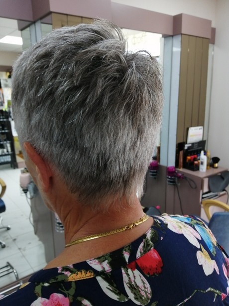 couleur-cheveux-gris-femme-coupe-courte-44 Couleur cheveux gris femme coupe courte