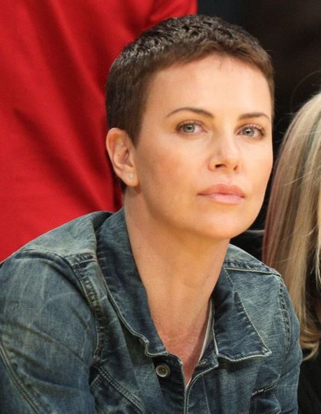 charlize-theron-cheveux-courts-40_6 Charlize theron cheveux courts