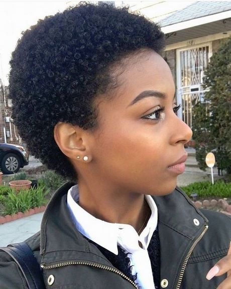 Cheveux afro court femme