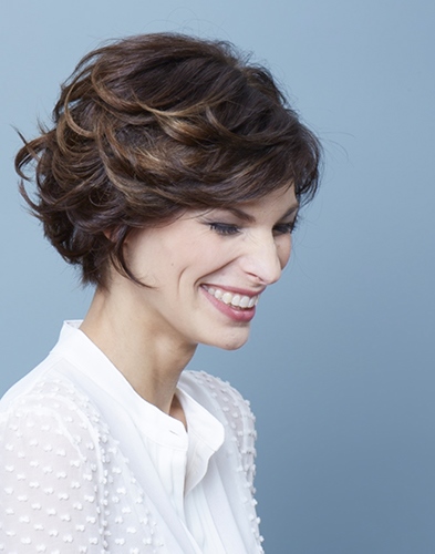 coupe-cheveux-gris-court-femme-40_18 Coupe cheveux gris court femme