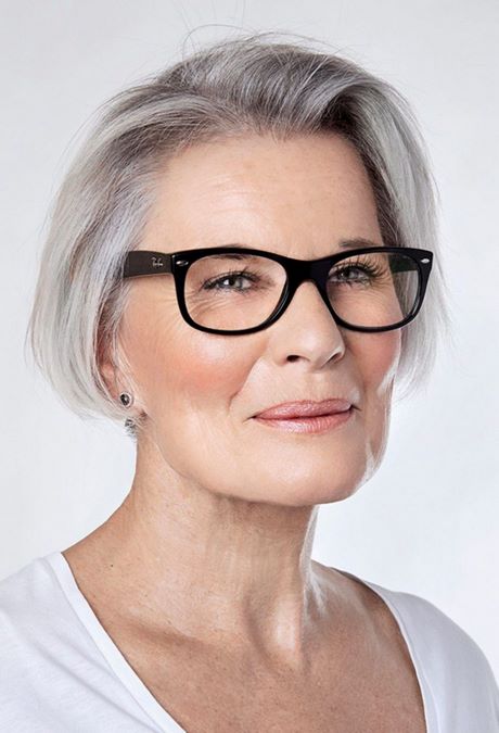 coupe-de-cheveux-court-femme-70-ans-avec-lunettes-01_2 Coupe de cheveux court femme 70 ans avec lunettes