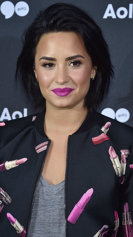  Demi  lovato  cheveux  court