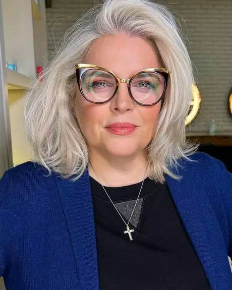 coupe-de-cheveux-court-femme-60-ans-avec-lunettes-2024-47_10-4 Coupe de cheveux court femme 60 ans avec lunettes 2024