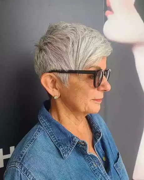 coupe-de-cheveux-court-femme-60-ans-avec-lunettes-2024-47_13-7 Coupe de cheveux court femme 60 ans avec lunettes 2024