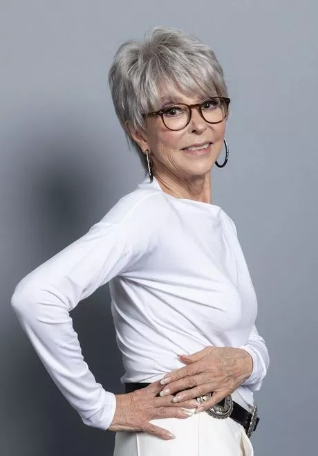 coupe-de-cheveux-court-femme-60-ans-avec-lunettes-2024-47_16-10 Coupe de cheveux court femme 60 ans avec lunettes 2024