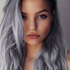Cheveux gris femme jeune