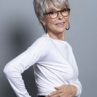 Coiffure cheveux gris femme 60 ans