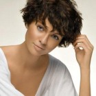 Coupe courte frisee femme